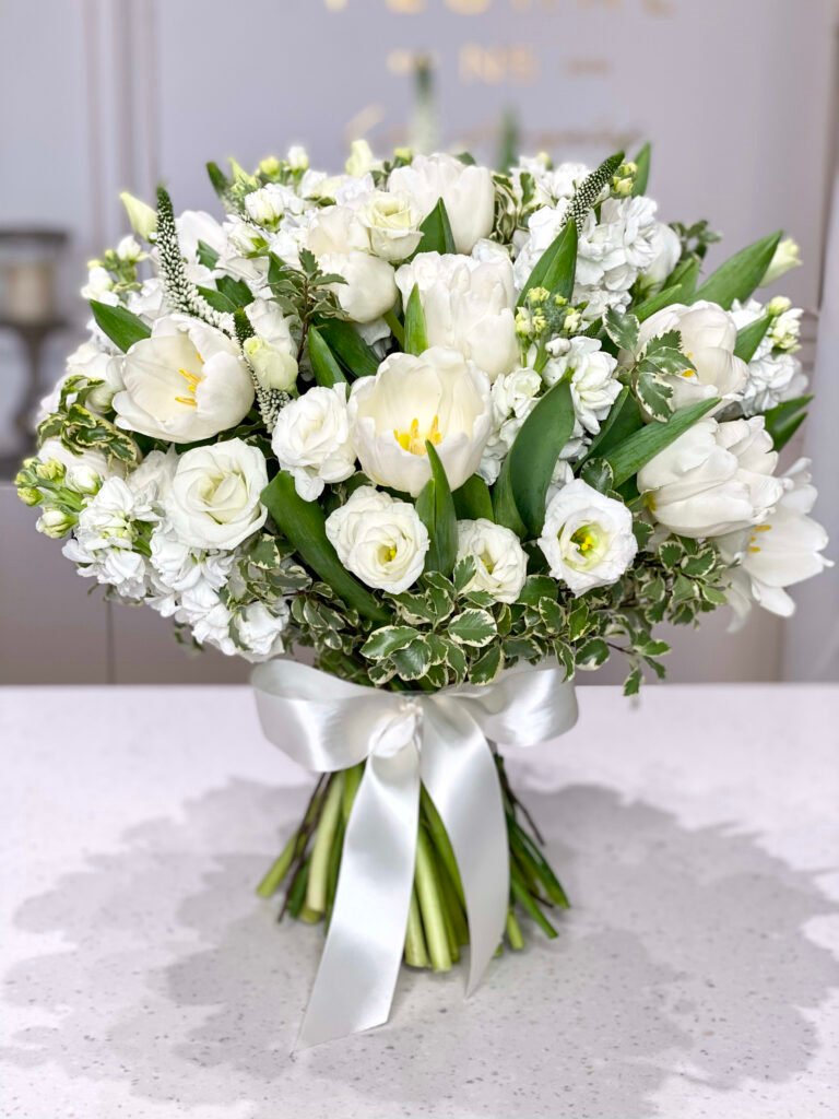 NO. 923 – TRADITIONAL WHITE HAND BOUQUET