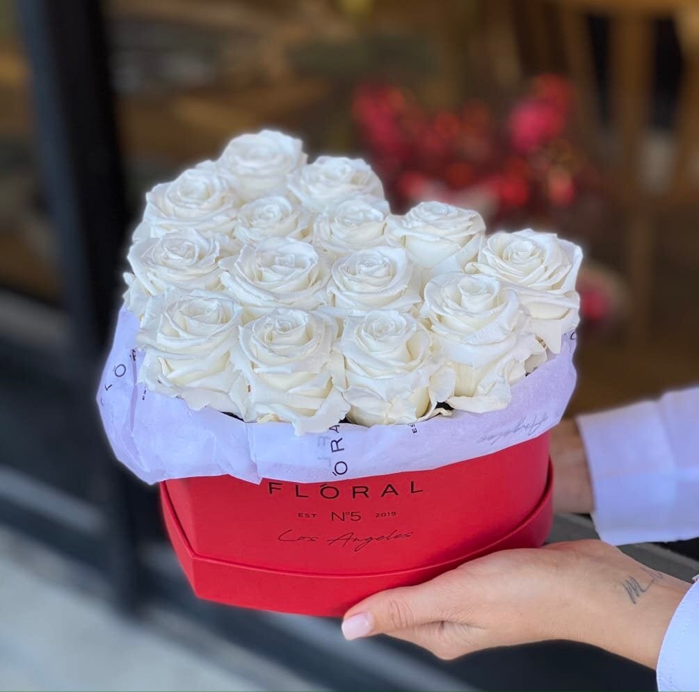 NO.235 – WHITE ETERNAL ROSES IN THE HEART BOX